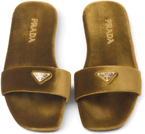 Prada Fluwelen slippers met logopatch Bruin