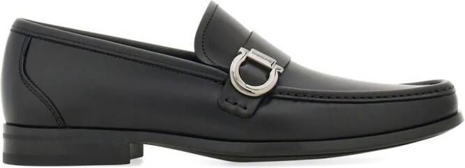Ferragamo Gancini-plaque leather loafers Zwart