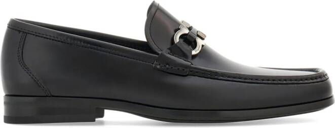 Ferragamo Gancini-plaque patent-finish loafers Zwart