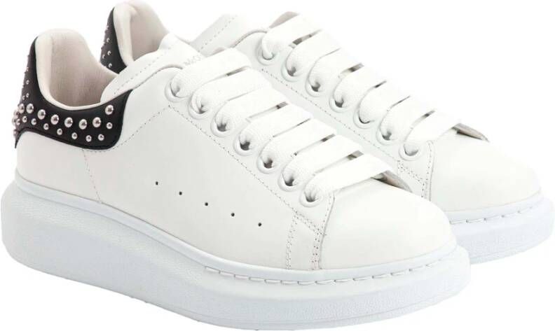 alexander mcqueen Verhoog je sneaker game Zwarte leren sneakers met witte details White Dames