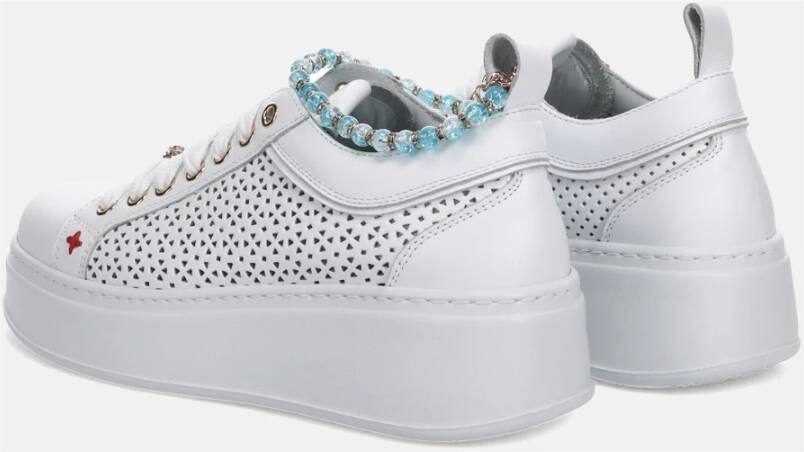 Gio+ Witte geperforeerde leren sneakers met blauwe kralen enkelband White Dames