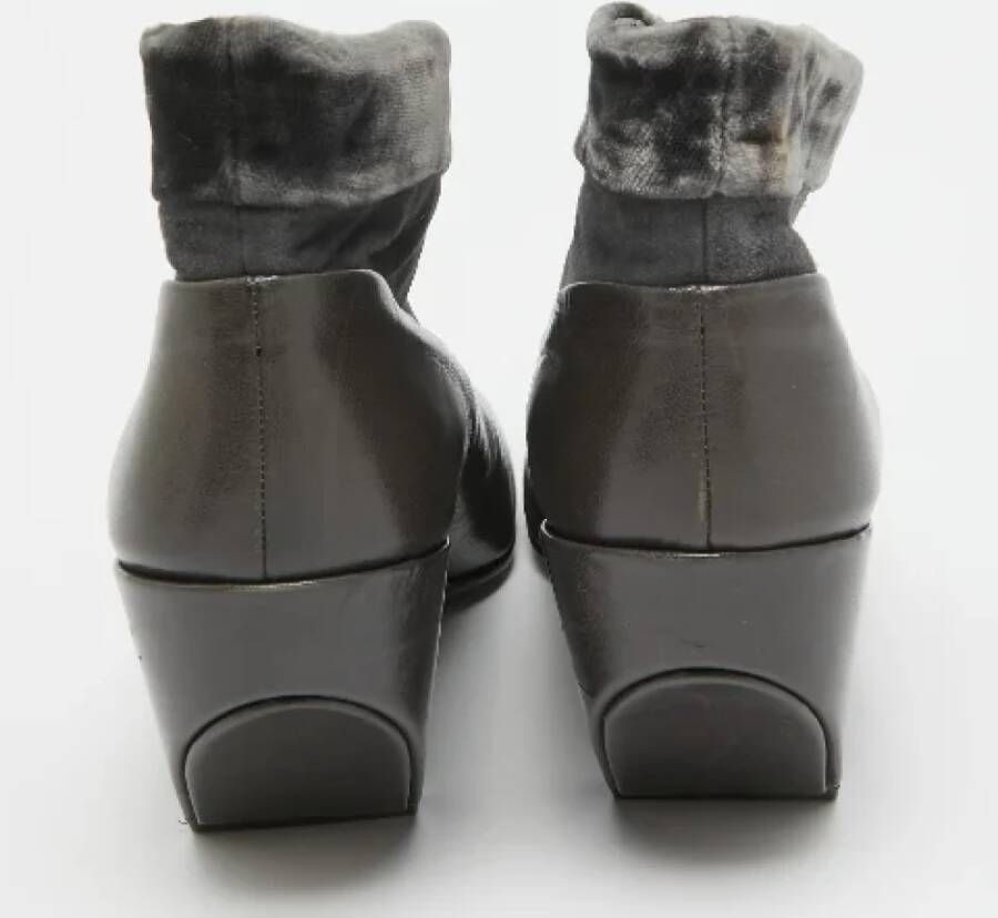 Marc Jacobs Pre-owned Leather boots Gray Dames