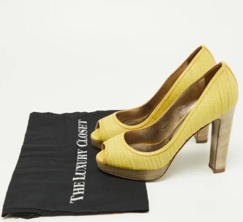 Valentino Vintage Pre-owned Leather heels Yellow Dames