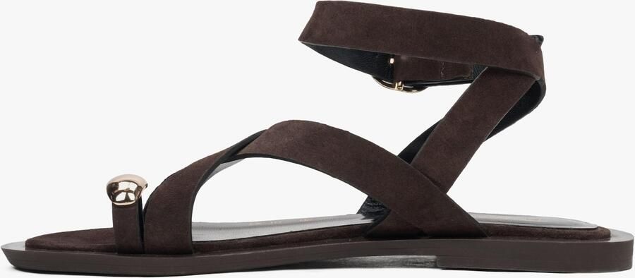 Estro Dames Zadelbruine Velours Strappy Sandalen met een Teenring