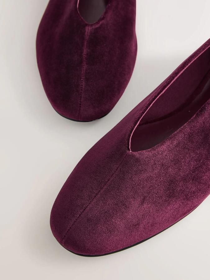 Next Dames Forever Comfort fluwelen ballerina's met hoge wreef Rood - Foto 5