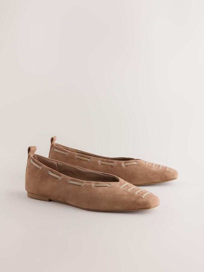 Next Dames Forever Comfort balletballerina s van suède met oogjes en vierkante neus Bruin - Foto 3