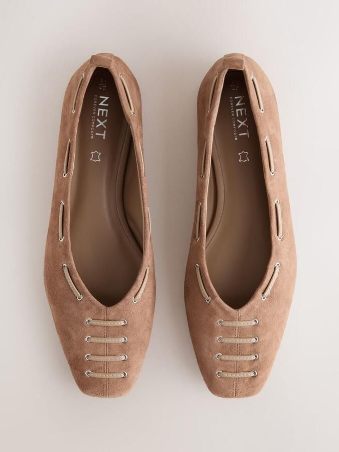 Next Dames Forever Comfort balletballerina s van suède met oogjes en vierkante neus Bruin - Foto 4