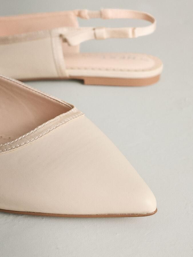 Next Dames Forever Comfort platte schoenen met puntige neus strikje aan de achterkant sleehak Wit - Foto 5