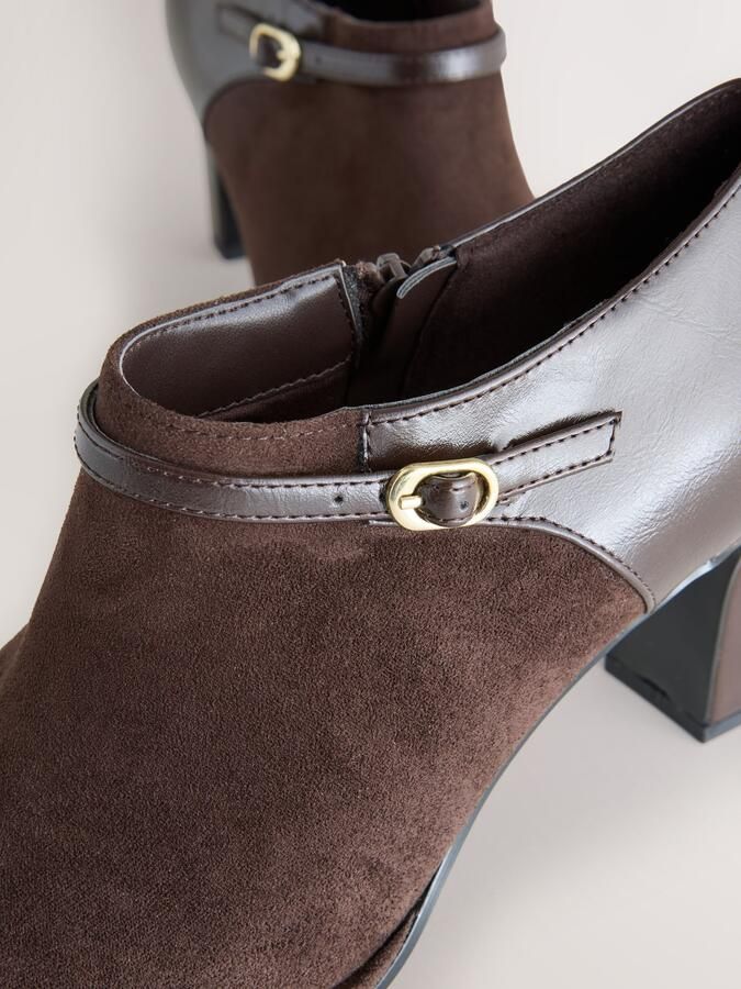 Next Dames Forever Comfort laarzen met ronde neus blokhak en gespdetails Bruin - Foto 4