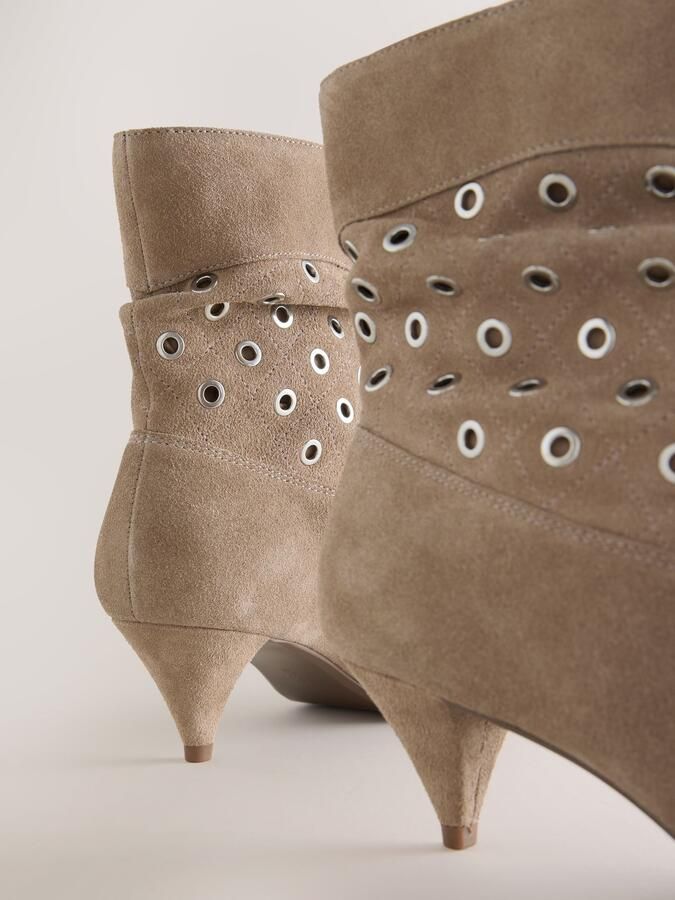 Next Dames Forever Comfort enkellaarzen met oogjesversiering Naturel - Foto 6