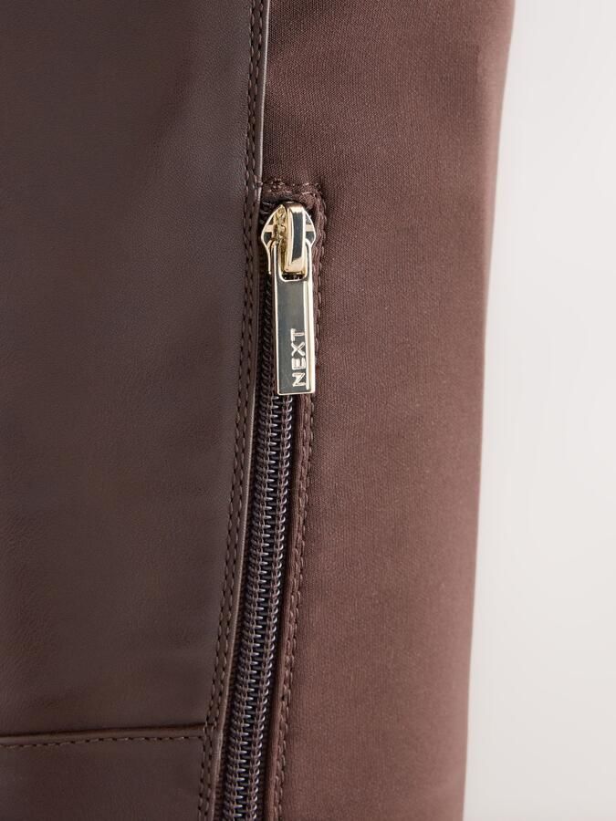 Next Dames Forever Comfort ruiterregenlaarzen met knoop Bruin - Foto 6