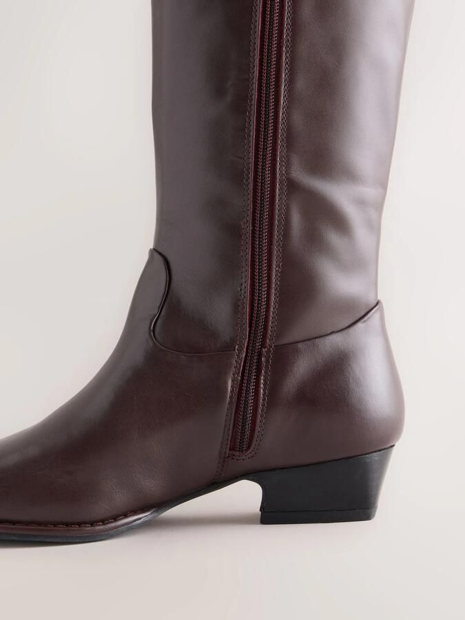 Next Dames Forever Comfort smalle laarzen met normale pasvorm Leren knielaarzen in cowboystijl met beitelneus Rood - Foto 4
