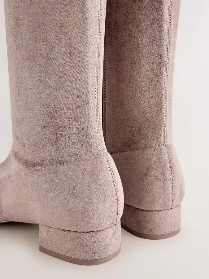 Next Dames Forever Comfort kniehoge laarzen met spitse neus en extra brede pasvorm Bruin - Foto 4