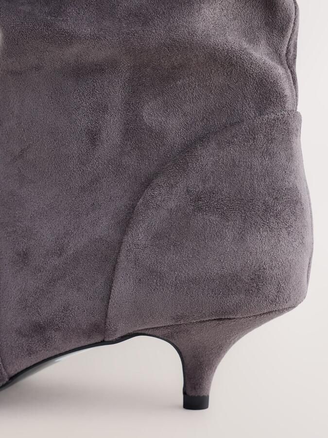 Next Dames Forever Comfort slappe laarzen met kittenhak puntige neus en extra brede pasvorm Grijs - Foto 4