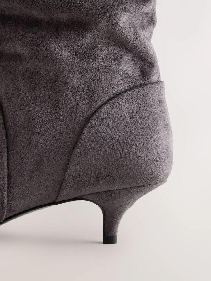 Next Dames Forever Comfort slappe laarzen met kittenhak en puntige neus Grijs - Foto 5