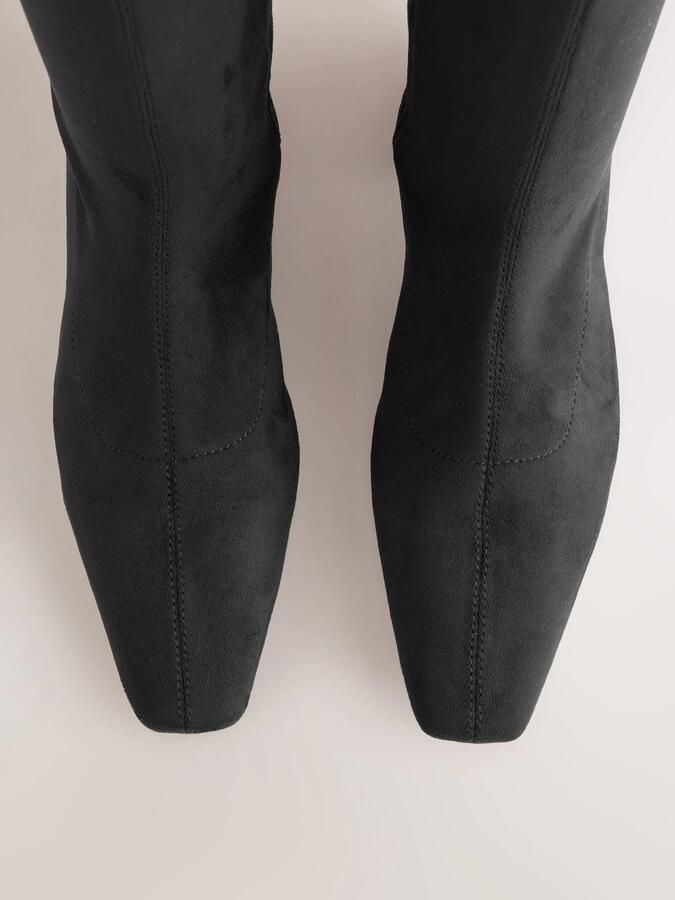 Next Dames Forever Comfort kniehoge soklaarzen van imitatiesuède met puntige neus Zwart - Foto 3