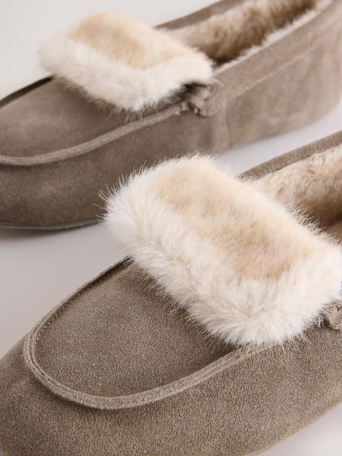 Next Dames Bontgevoerde suède moccassinpantoffels met omslag Grijs - Foto 3