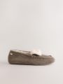 Next Dames Bontgevoerde suède moccassinpantoffels met omslag Grijs - Grijs