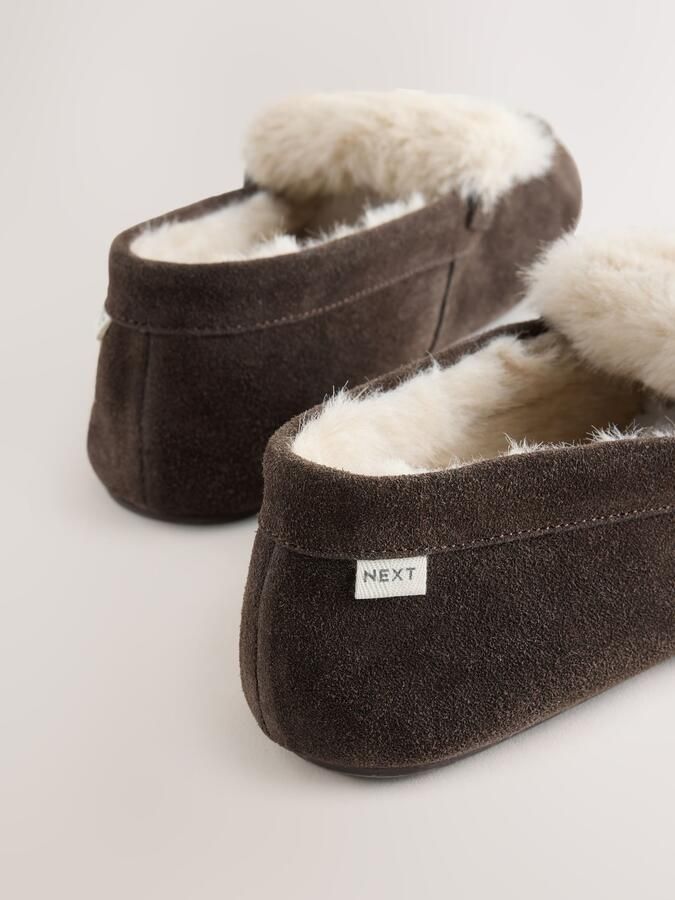 Next Dames Bontgevoerde suède moccassinpantoffels met omslag Bruin - Foto 5