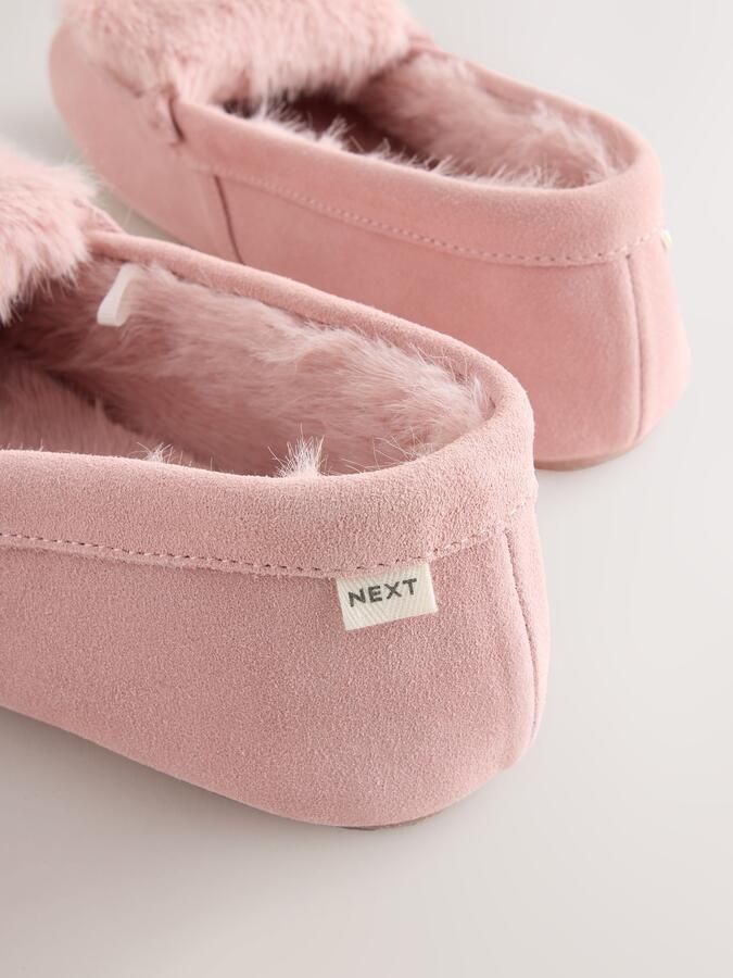 Next Dames Bontgevoerde suède moccassinpantoffels met omslag Roze - Foto 6