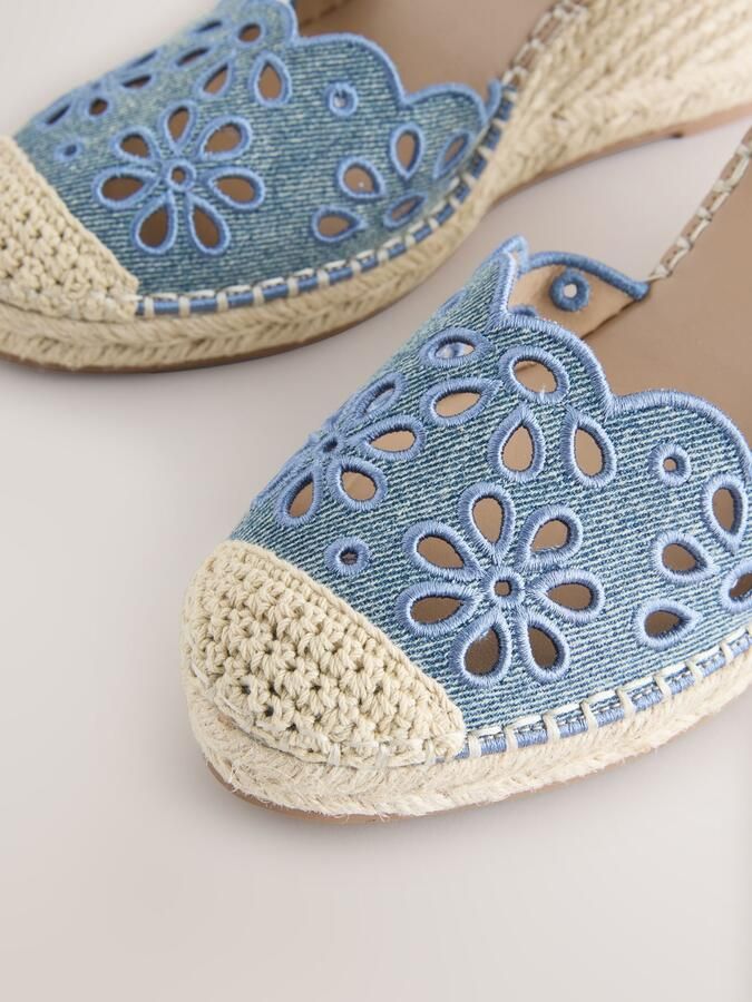 Next Dames Forever Comfort broderie-sleehakken met bedekte neus Blauw - Foto 4