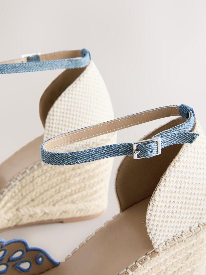 Next Dames Forever Comfort broderie-sleehakken met bedekte neus Blauw - Foto 6