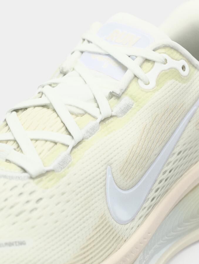 NIKE Loopschoen 'Vomero 18 Ess' beige wit offwhite - Foto 5