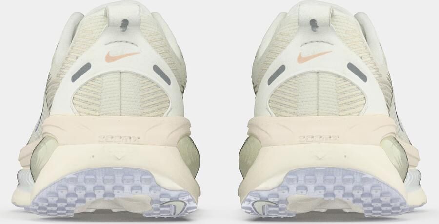 NIKE Loopschoen 'Vomero 18 Ess' beige wit offwhite - Foto 6