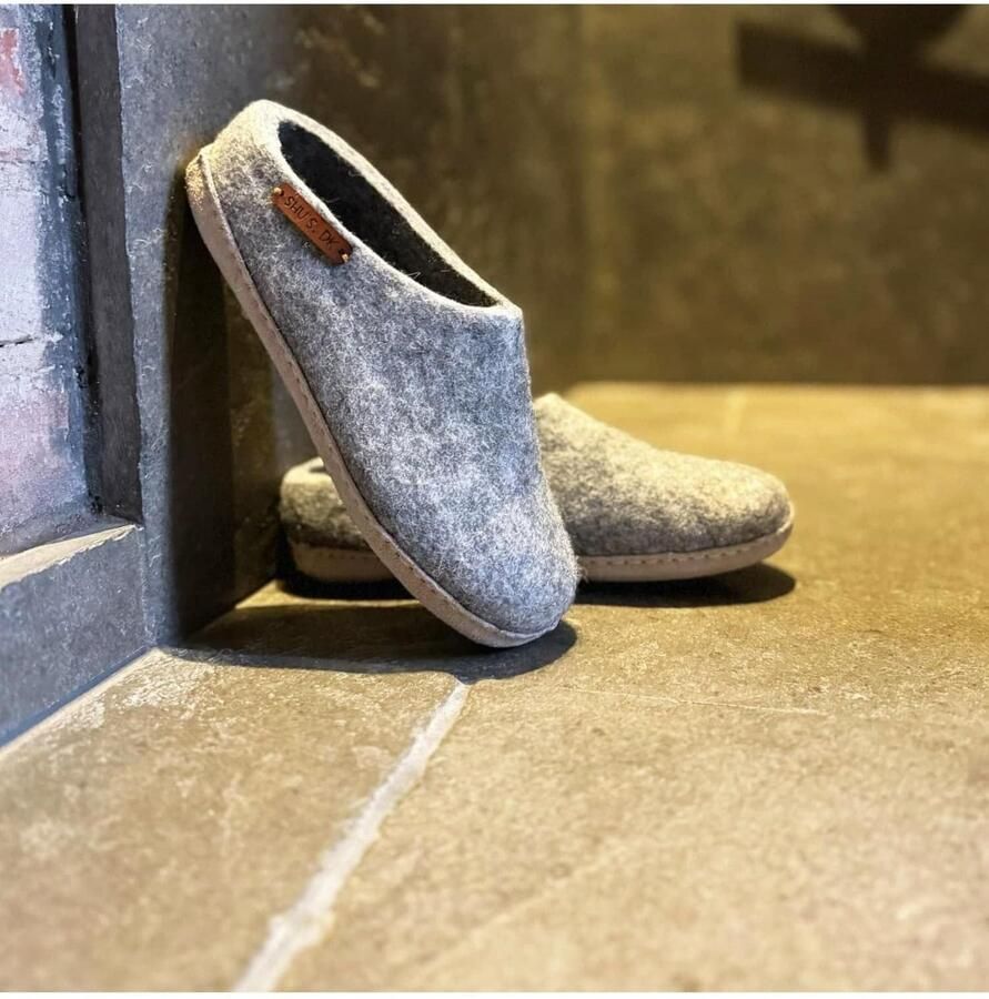 SHUS walk with nature Instappers 'Uldtøffel (100% ren uld) hjemmesko m sål i skind Dansk Design fra SHUS' grijs - Foto 4