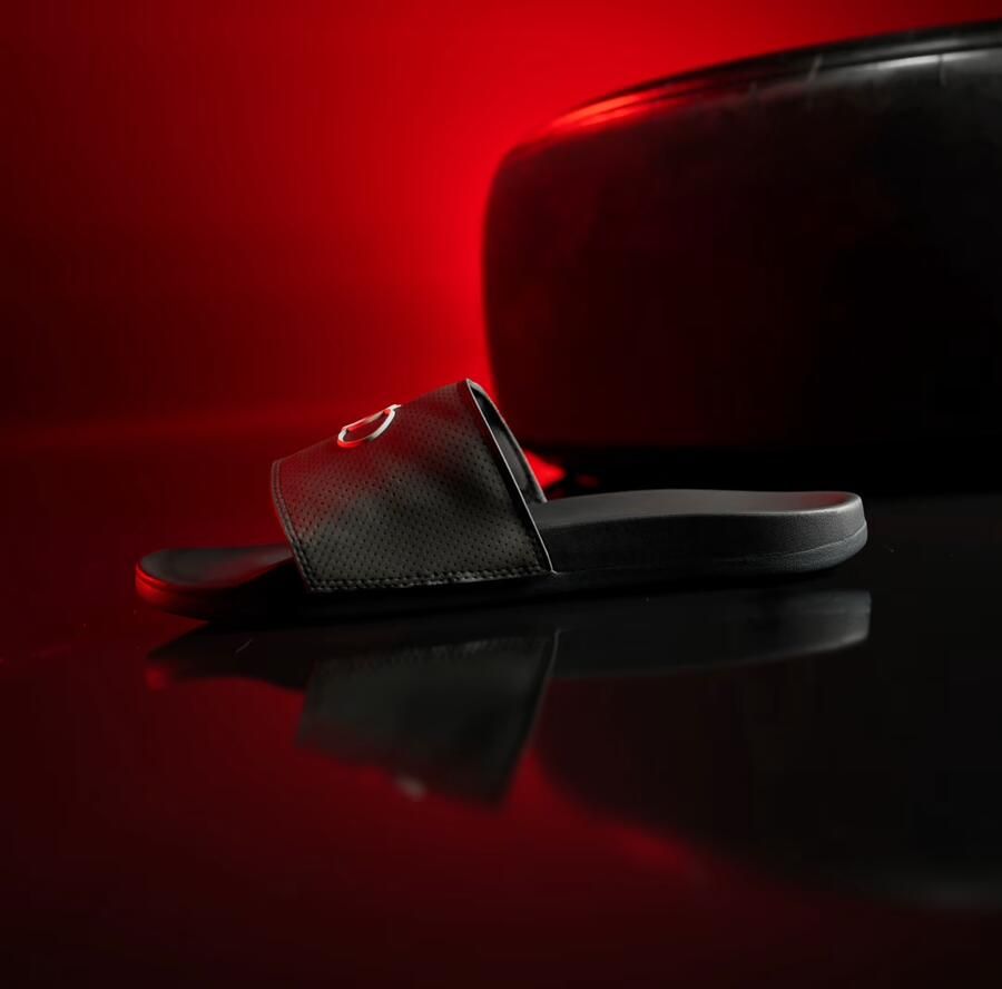 Adidas Perfor ce ADILETTE COMFORT AUDI REVOLUT F1 TEAM SLIPPERS Unisex Zwart - Foto 7