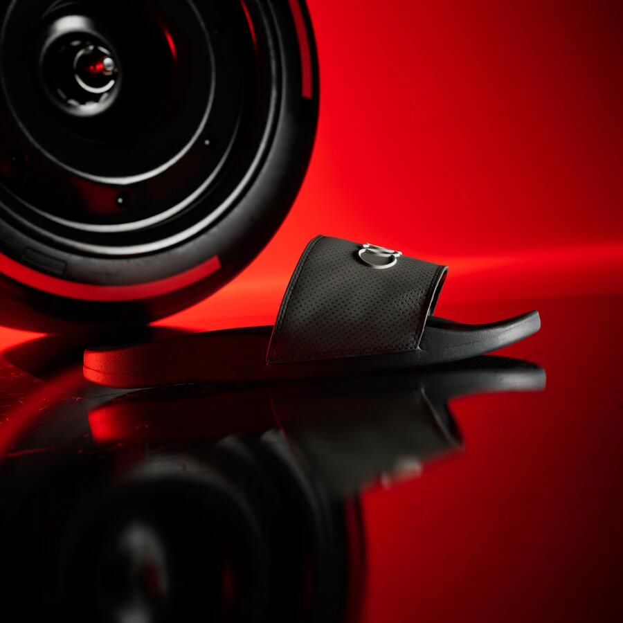 Adidas Perfor ce ADILETTE COMFORT AUDI REVOLUT F1 TEAM SLIPPERS Unisex Zwart - Foto 3