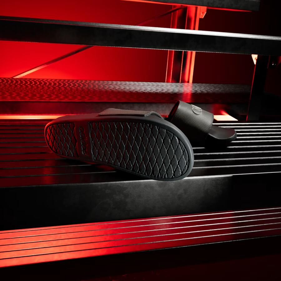 Adidas Perfor ce ADILETTE COMFORT AUDI REVOLUT F1 TEAM SLIPPERS Unisex Zwart - Foto 4