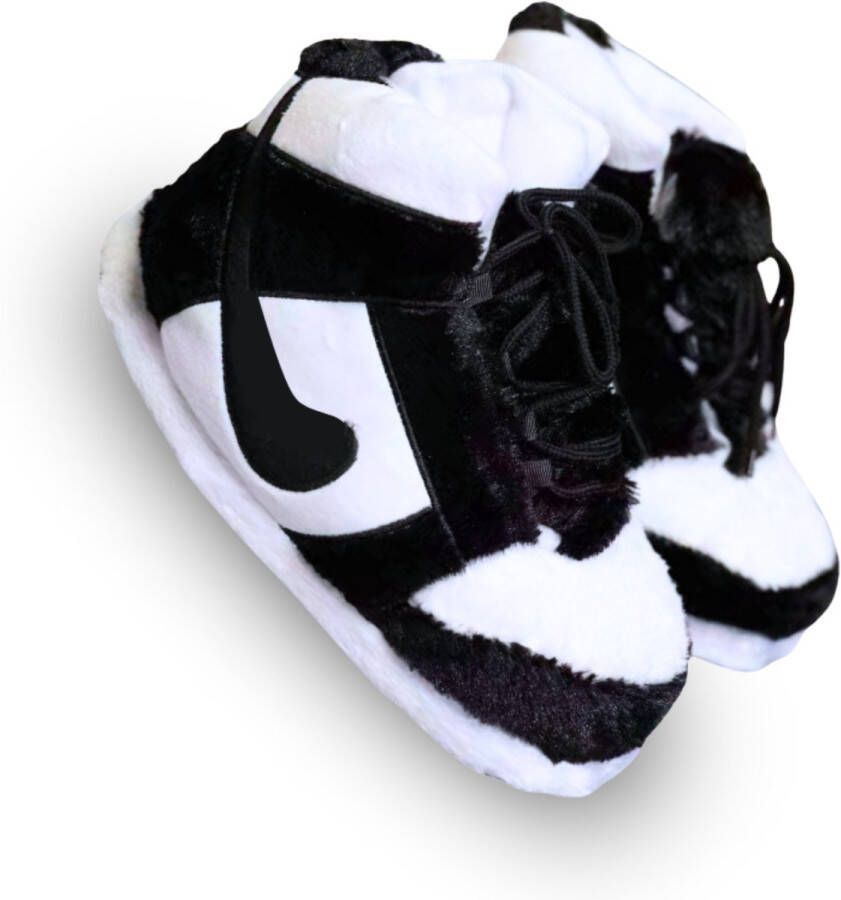 Caimco Sneaker Sloffen Zwart Wit Unisex Pantoffels in Sneaker Design One Size Warme Pluche Huispantoffels voor & Comfortabele Cozy Slippers