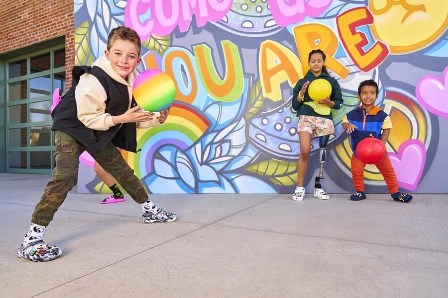 Crocs Baya Peanuts Kinderen Klompen 24-25 Ventilatiegaten Lichtgewicht