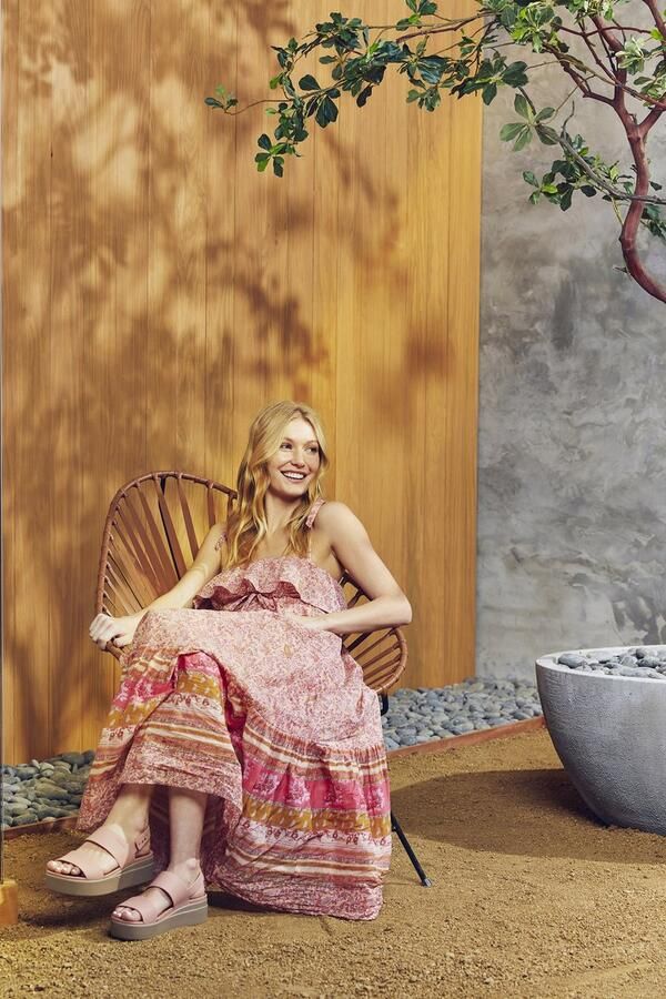 Crocs Brooklyn Dames Sandalen Woven Upper Lage Sleehak CHAI