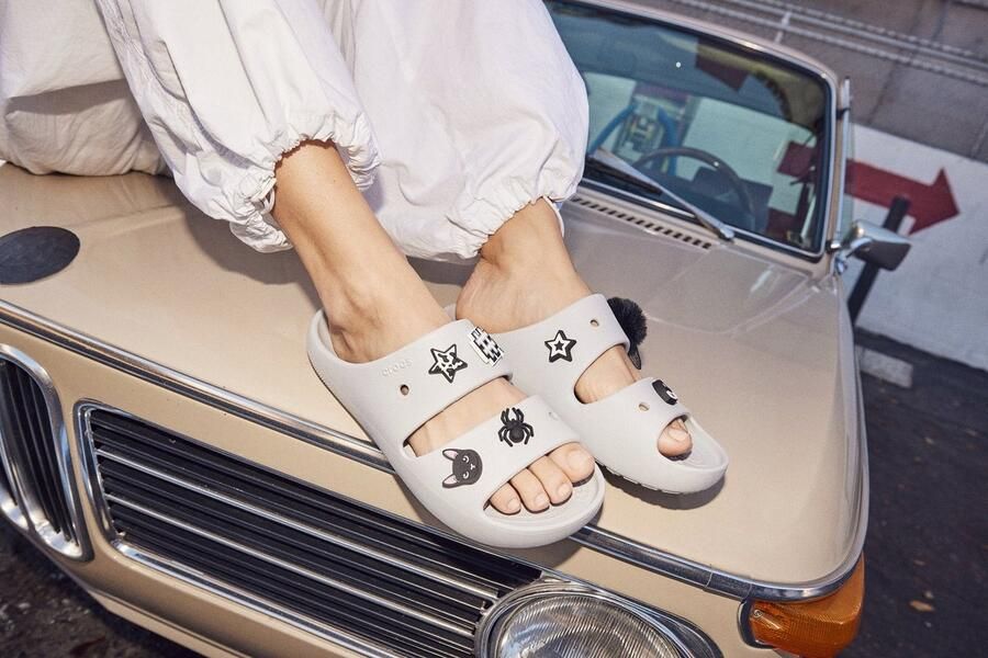 Crocs Classic V2 Sandalen M11 Shitake Croslite™ Materiaal