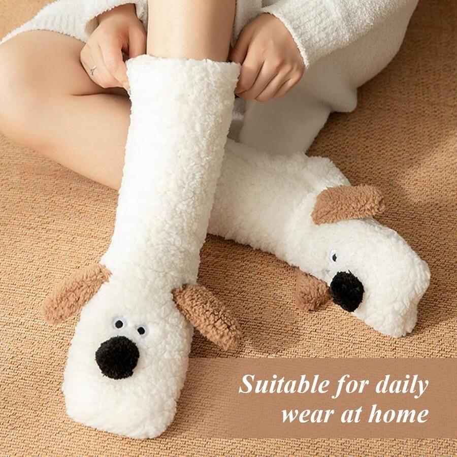 1 Paar Witte Sokken En 1 Donkerbruine Hanger Schattige Puppy Vorm Pluizige Koraal Fleece Winter Slippers En Sokken Geschikt Om Thuis Warm Te Houden