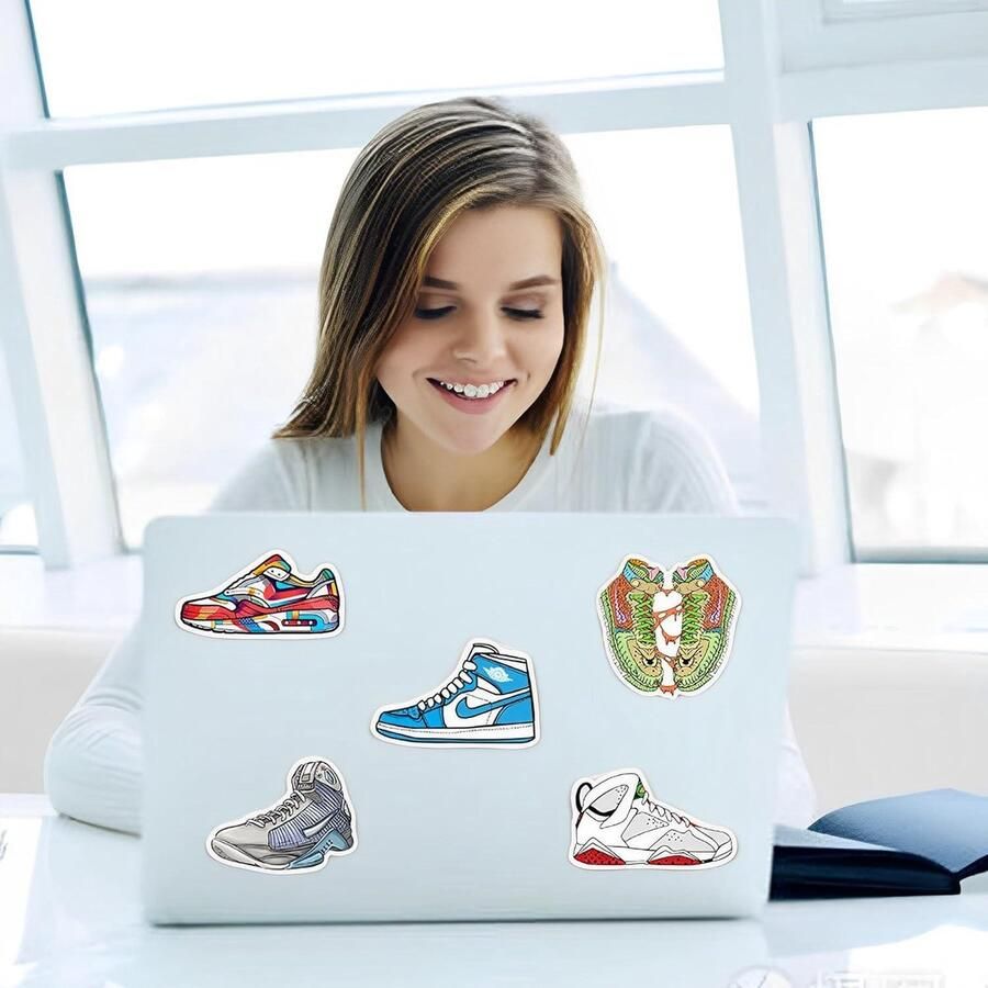 100 stuks Cartoon Sneaker Graffitistickers Waterdicht Vinyl Voor Kinderen en Jongeren Geschikt voor Waterflessen Laptop Skateboard Ontwerpen