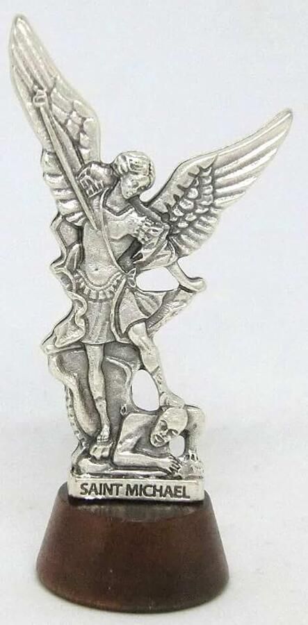 40.049.30 007 Standbeeld St. Michael Aartsengel Michael op houten sokkel met belettering