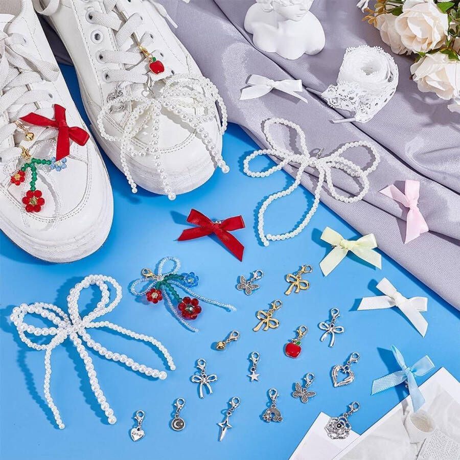 Allecto Plus Schoenbedels Set van 44 Stuks voor Schoenen Decoratieve Bedels met Parel Lint en Strik Schoen Accessoires voor Sneakers Klompen en Slippers DIY Sieraden Clipjes