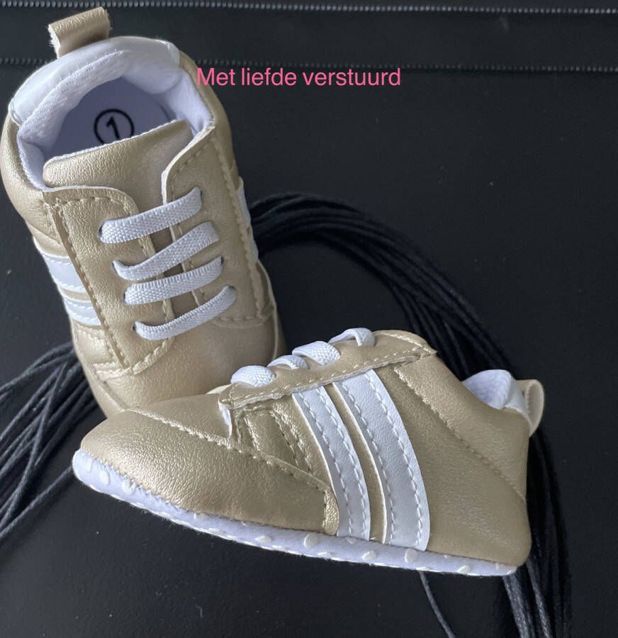 Baby schoenen Sneaker goud met twee witte strepen