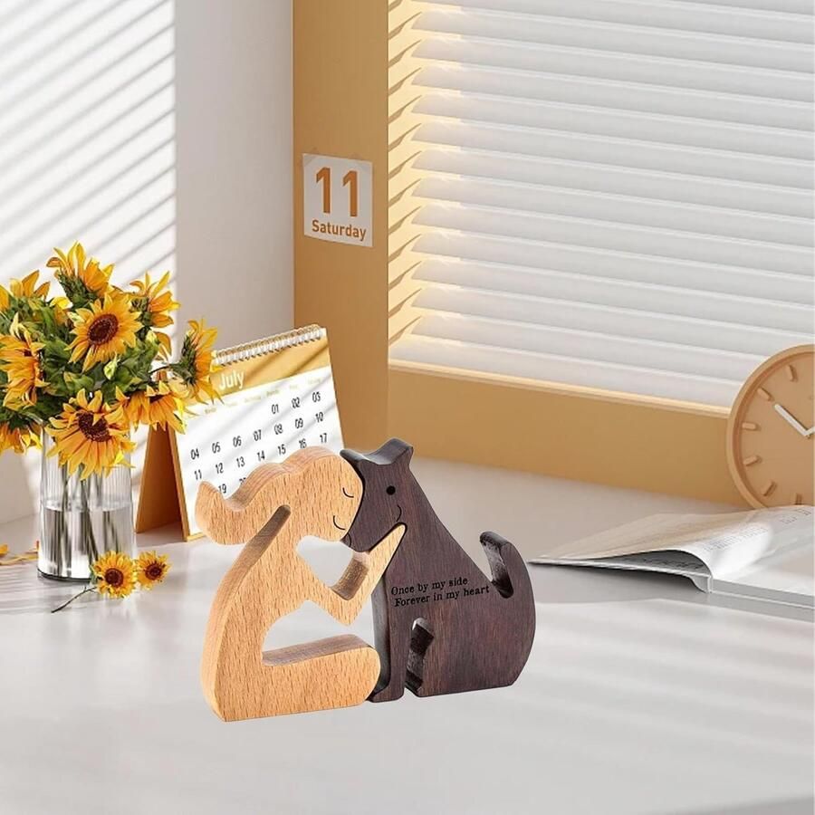 Beeldhouwkunst van hout van hond en mens en hond sculptuur Creatieve tafeldecoratie Handgemaakte houten beelden van hout Tafeldecoratie in het boekenrek