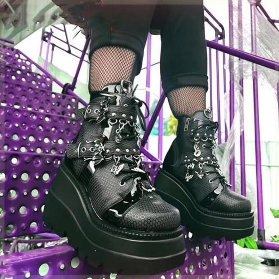 Chunky Platform Enkellaarsjes met Ketting en Nieten Zwart