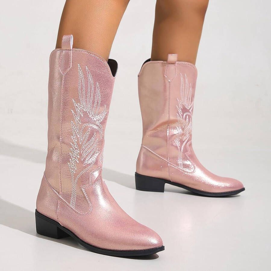 Cowboylaarzen voor vrouwen met geborduurde details kniehoog in Roze met dikke hak. Comfortabel en modieus pull-on design