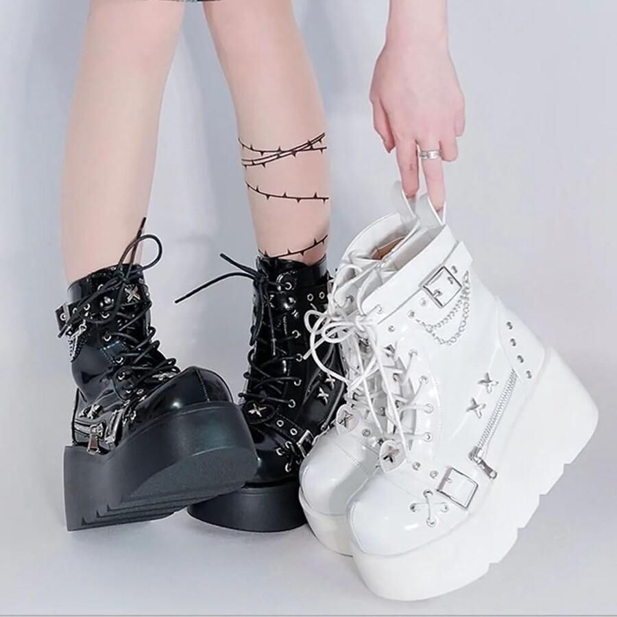 Gothic Enkellaarsjes met Bat Wing Buckles en Dikke Blokhakken voor Punk en Motorfietsgebruik Comfortabele Korte Boots met Ronde Neus