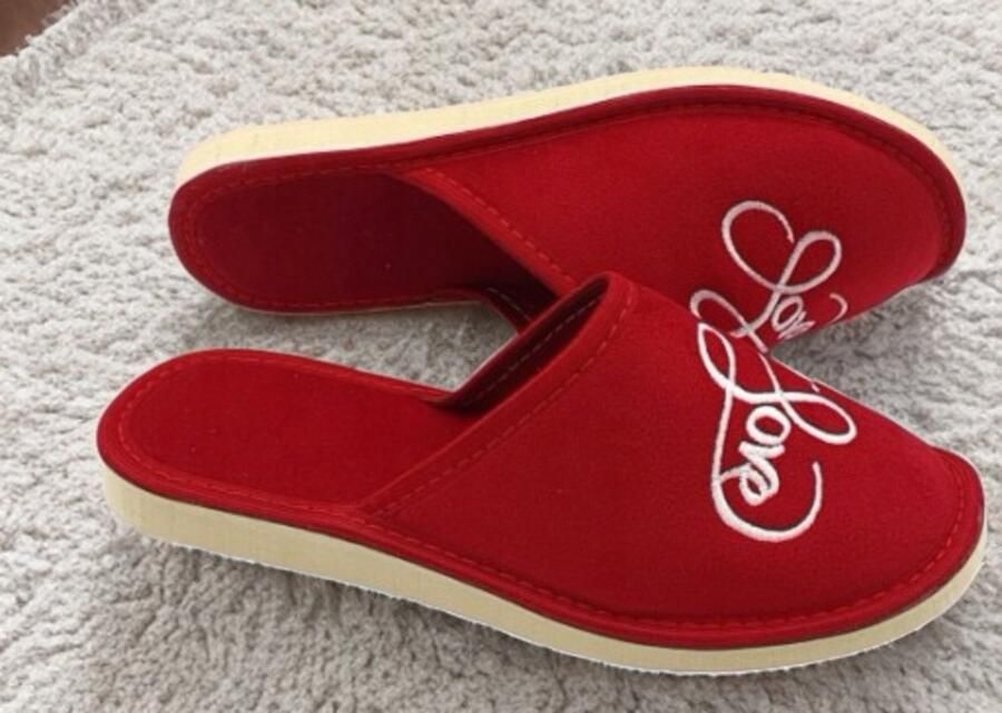 Dames pantoffels met LOVE borduring rood