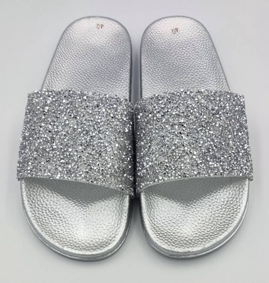 Dames rubberen slippers met siersteentjes zilverkleurig instap sloffen ideaal voor thuis of als strand bad slipper goede grip
