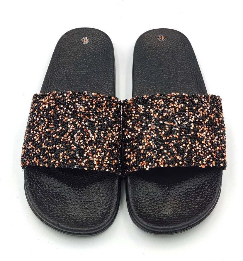 Dames rubberen slippers met siersteentjes zwart met goudkleurige siersteentjes instap sloffen ideaal voor thuis of als strand bad slipper goede grip