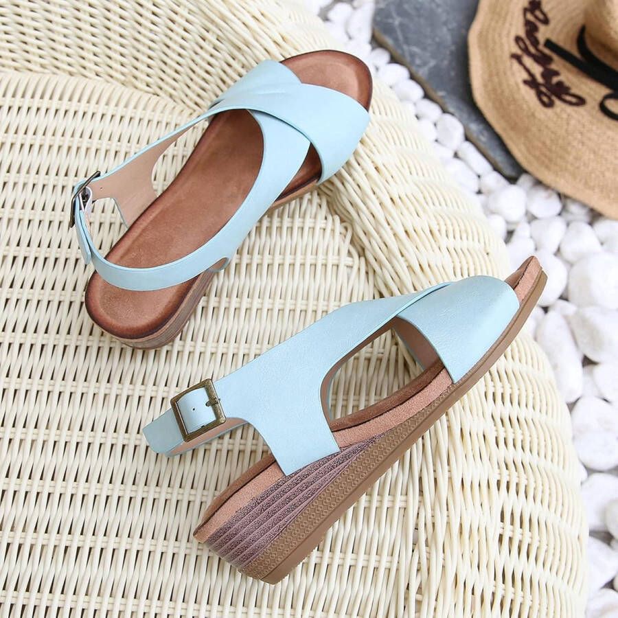 Dames Wedge Sandalen met Klassieke Cross Strap Lichtblauw Brede Pasvorm Open Teen Gesp Sluiting Platform Zool Voor Outdoor Gebruik