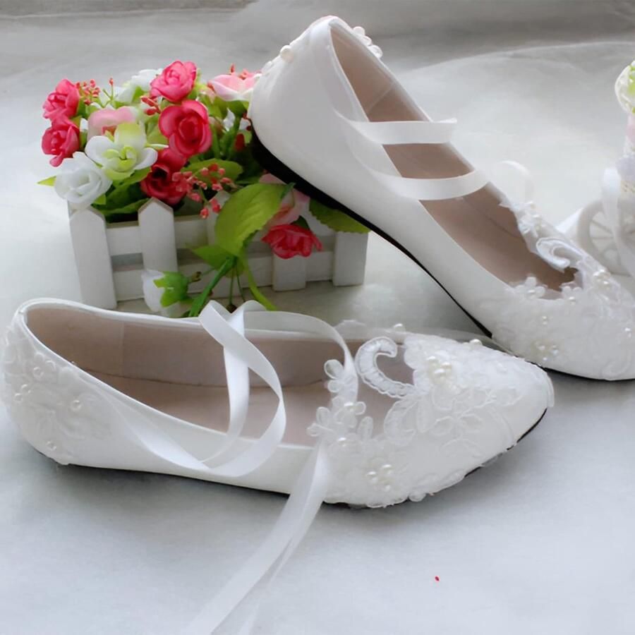 Elegante kant borduurwerk plat hakken witte bruiloft schoenen pumps met parels